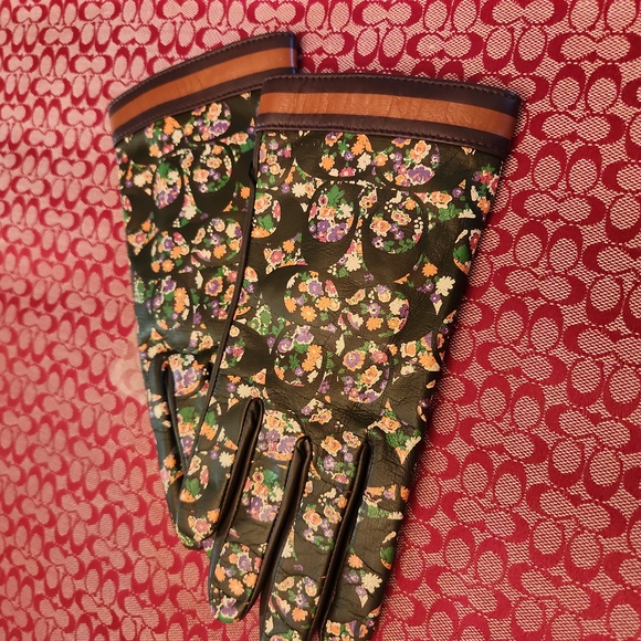 Mono Flower Coach gloves - Picture 2 of 5